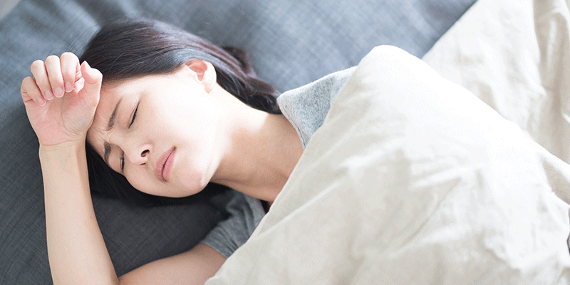 不眠で悩む女性